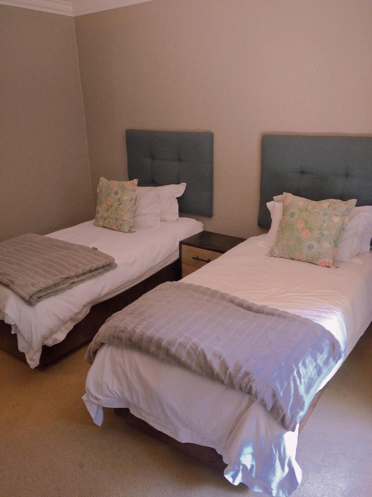 Pecanwood Relaxing Villa 5 Bedroom With Pool Hartbeespoort Exterior photo