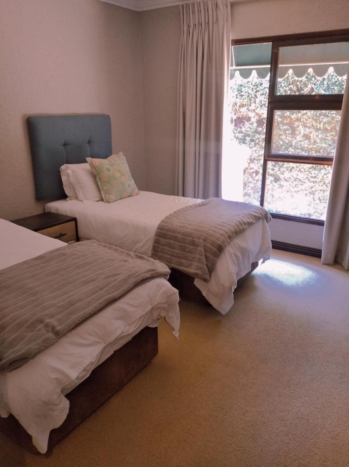 Pecanwood Relaxing Villa 5 Bedroom With Pool Hartbeespoort Exterior photo