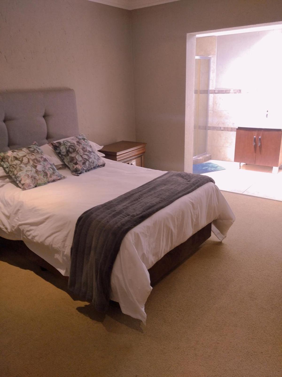 Pecanwood Relaxing Villa 5 Bedroom With Pool Hartbeespoort Exterior photo